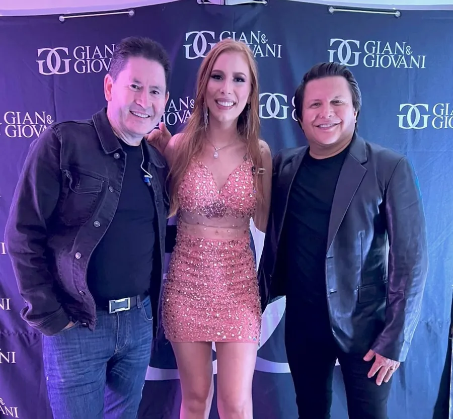 Rafaela Martins com a dupla Gian & Giovani no camarim